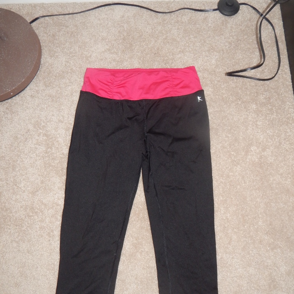 Danskin Fitted Capri Leggings Black/Pink
